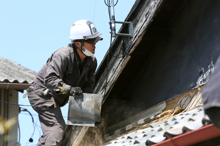 河合総合の屋根瓦の撤去作業